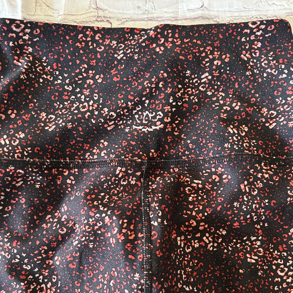 Beyond Yoga Space Dye Softmark Printed MIDI Legging Ditsy Leopard 7/8 Size Small - Picture 8 of 8